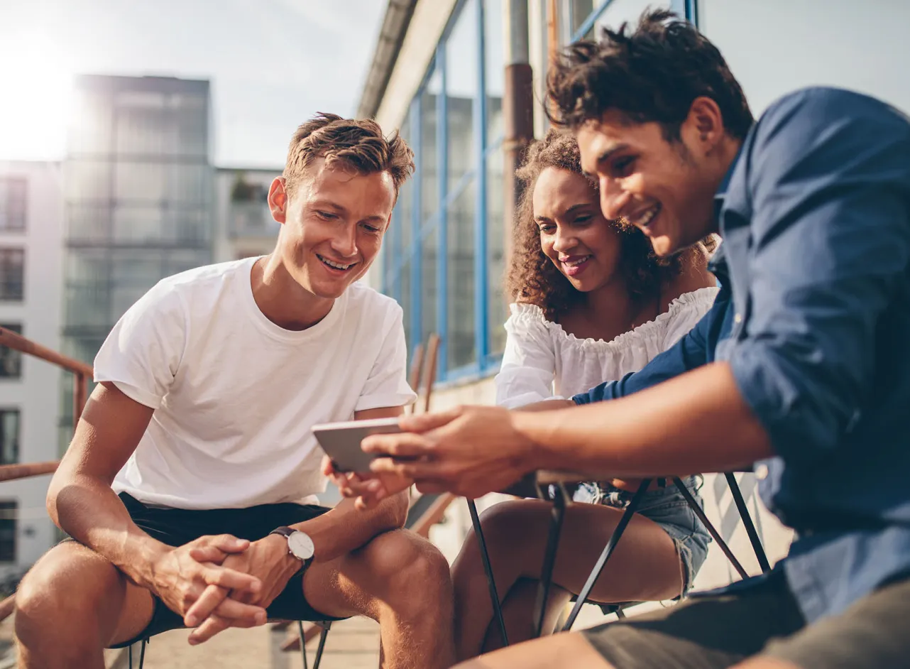 vrienden buiten balkon